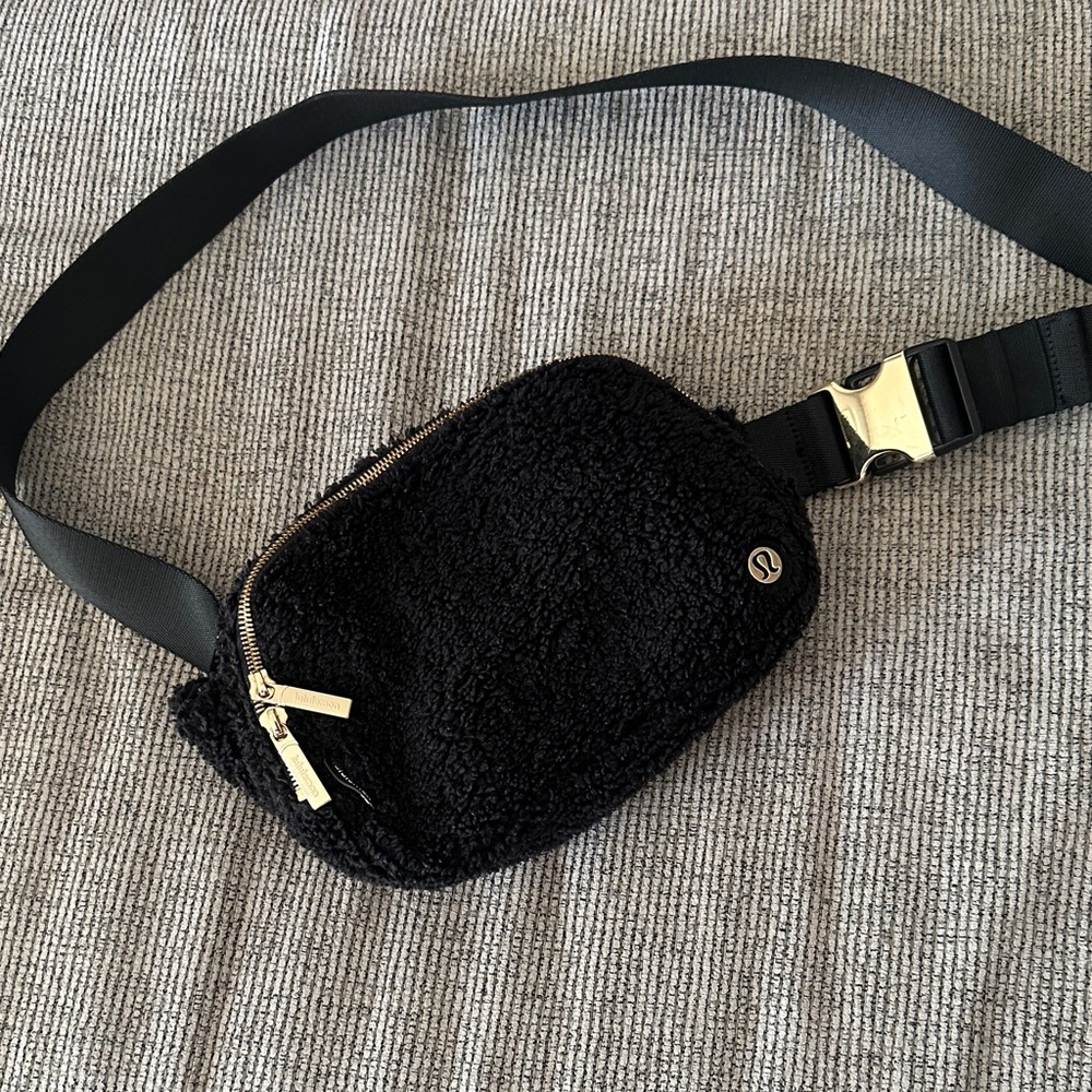 Lululemon belt sherpa bag